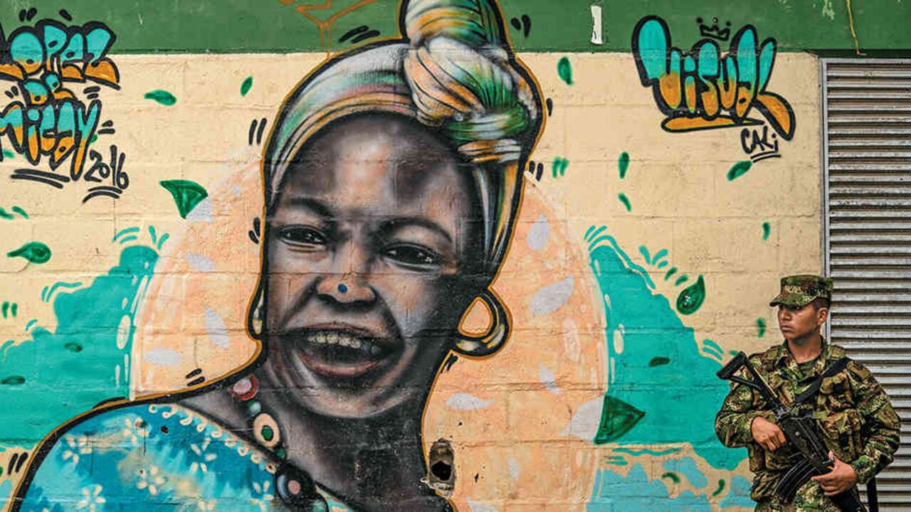 Un soldado resguarda la casa de la cultura en López de Micay (Cauca).