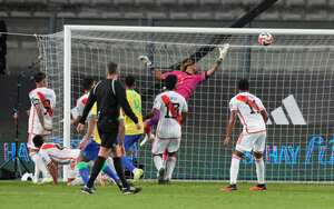 Marquinhos de Brasil anota el primer gol de su equipo contra Perú durante un partido de fútbol de clasificación para la Copa Mundial de la FIFA 2026 en el Estadio Nacional de Lima, Perú, el martes 12 de septiembre de 2023. (Foto AP/Guadalupe Pardo)