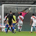 Marquinhos de Brasil anota el primer gol de su equipo contra Perú durante un partido de fútbol de clasificación para la Copa Mundial de la FIFA 2026 en el Estadio Nacional de Lima, Perú, el martes 12 de septiembre de 2023. (Foto AP/Guadalupe Pardo)