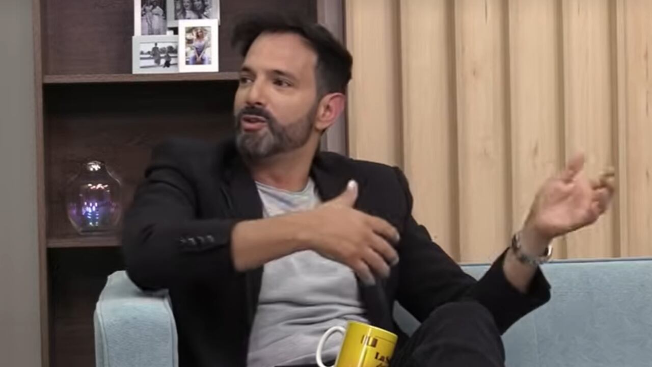 Alejandro Estrada se sometió a una curiosa cirugía por un complejo que tenía con sus orejas.