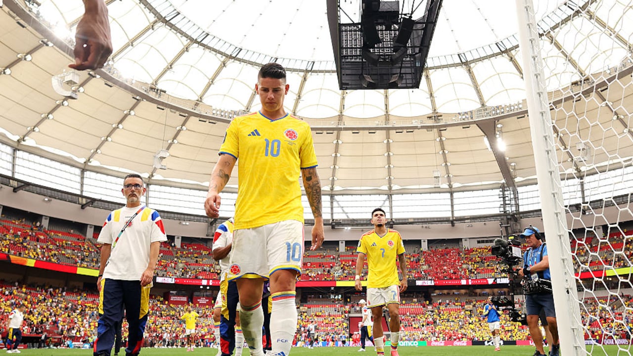 James Rodríguez (10) y Luis Díaz (7), de Colombia, tras la derrota de su equipo en la tanda de penaltis, al finalizar el partido de octavos de final de la Copa Mundial de la Fifa 2026 entre Suiza y Colombia en el BC Place de Vancouver, el 7 de julio de 2026, en Vancouver, Columbia Británica, Canadá. (Foto de Alex Pantling - FIFA/FIFA vía Getty Images)