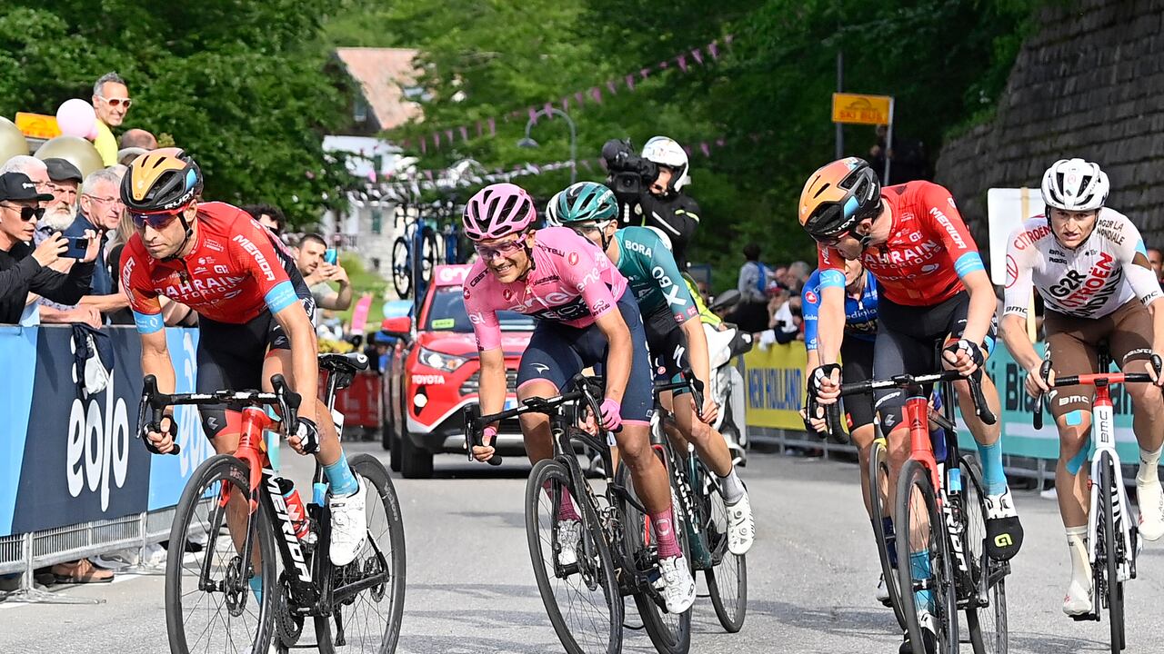 Ecuador's Richard Carapaz, 2nd left, wears the pink jersey of the overall leader as he competes in the 17th stage of the Cycling Giro D'Italia from Ponte Di Legno to Lavarone, northern Italy, Wednesday, May 25, 2022. (Fabio Ferrari/LaPresse via AP)