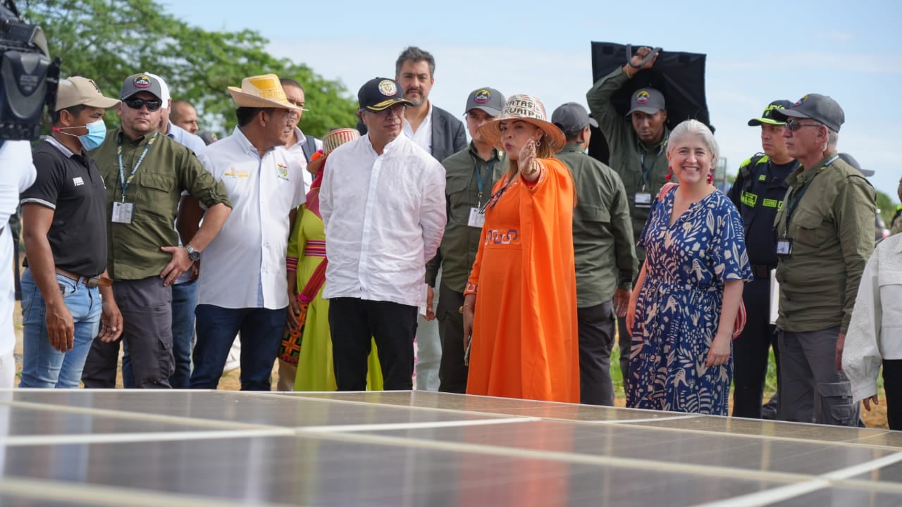 presidente gustavo petro y ministra de vivienda Catalina Velasco en La Guajira
