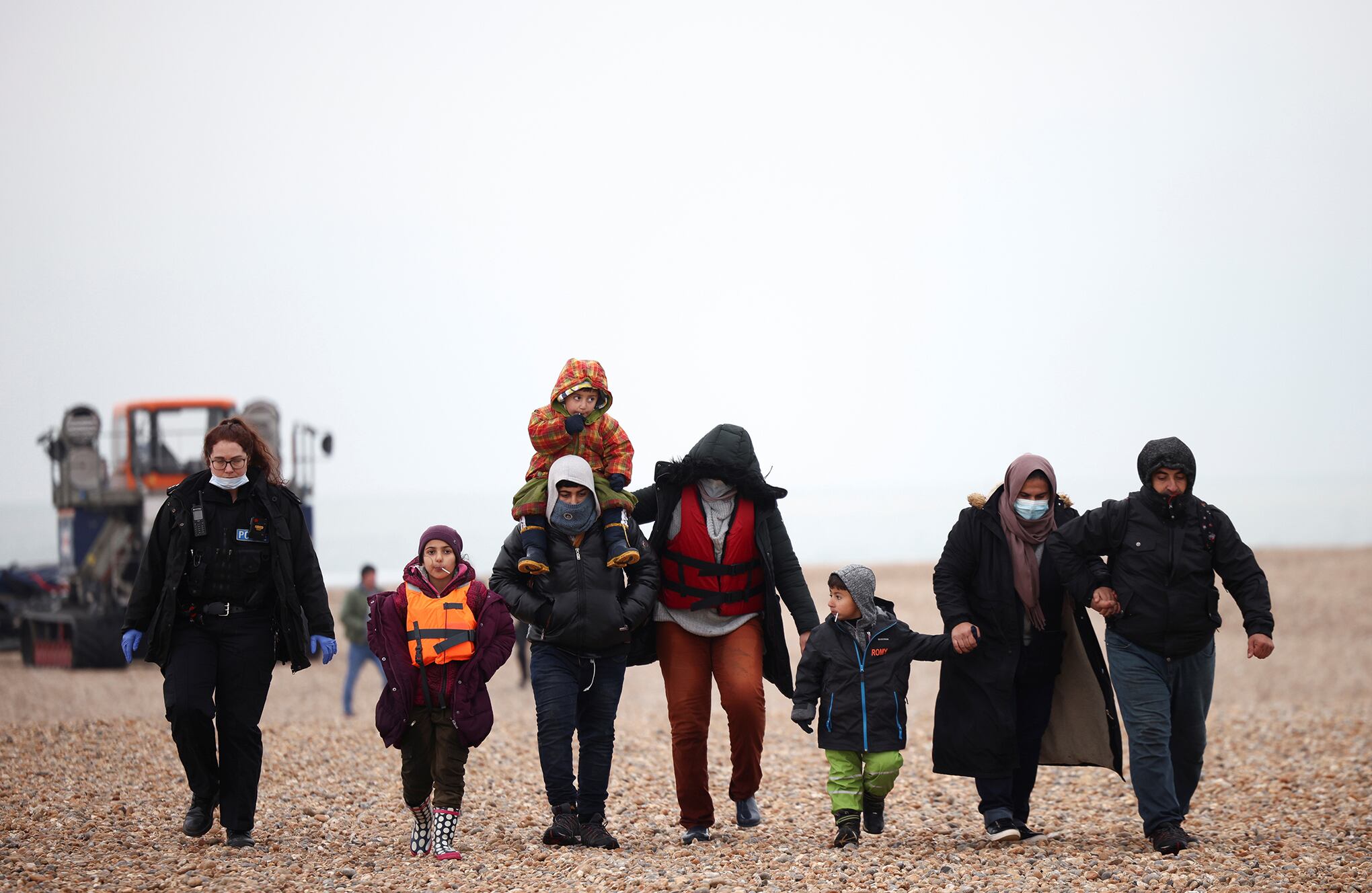 Migrantes rescatados llegan a las costas de Gran Bretaña.