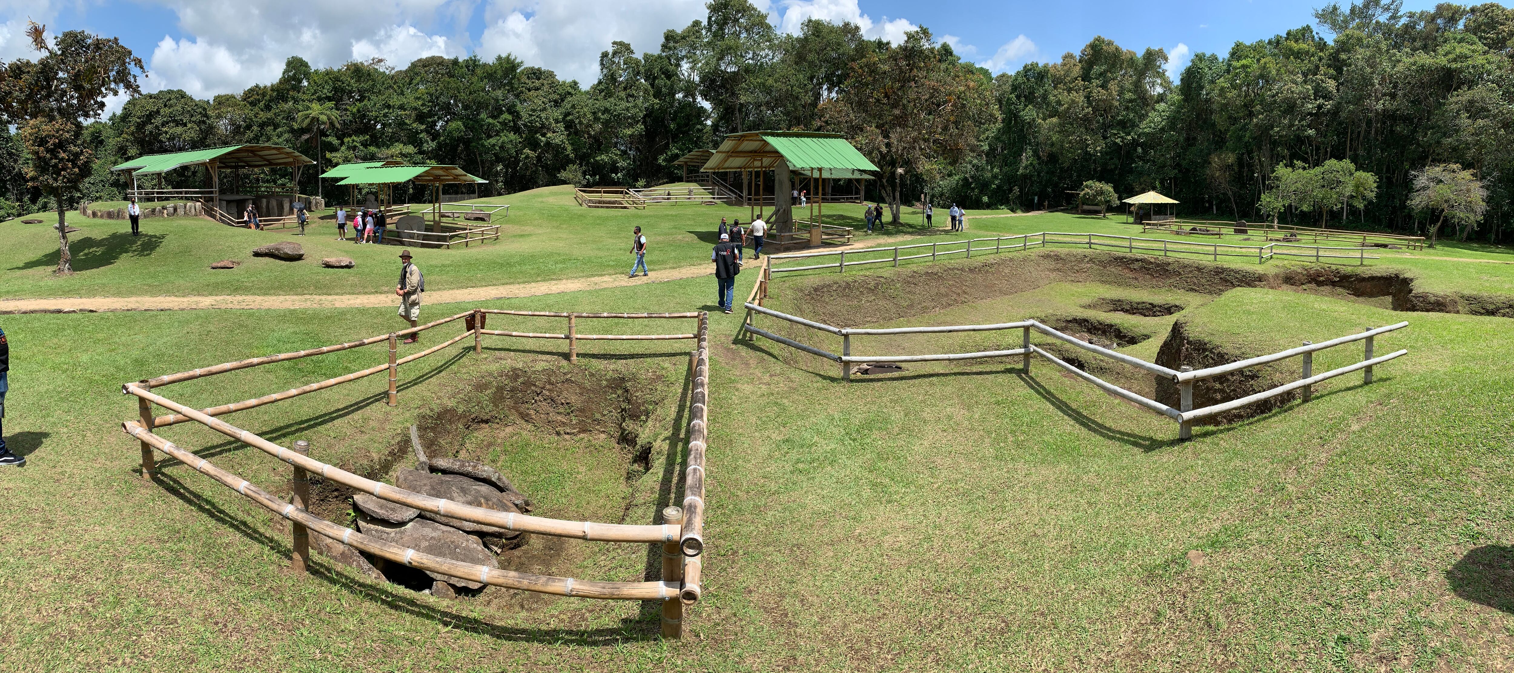 El parque arqueológico de San Agustín, Huila contiene 130 estatuas megalíticas,  tumbas ceremoniales, templetes y centros ceremoniales pertenecientes a una misteriosa civilización indígena, cuyo nombre se desconoce y que habitó estas tierras desde el año 1.200 A.C. hasta el 900 D.C.