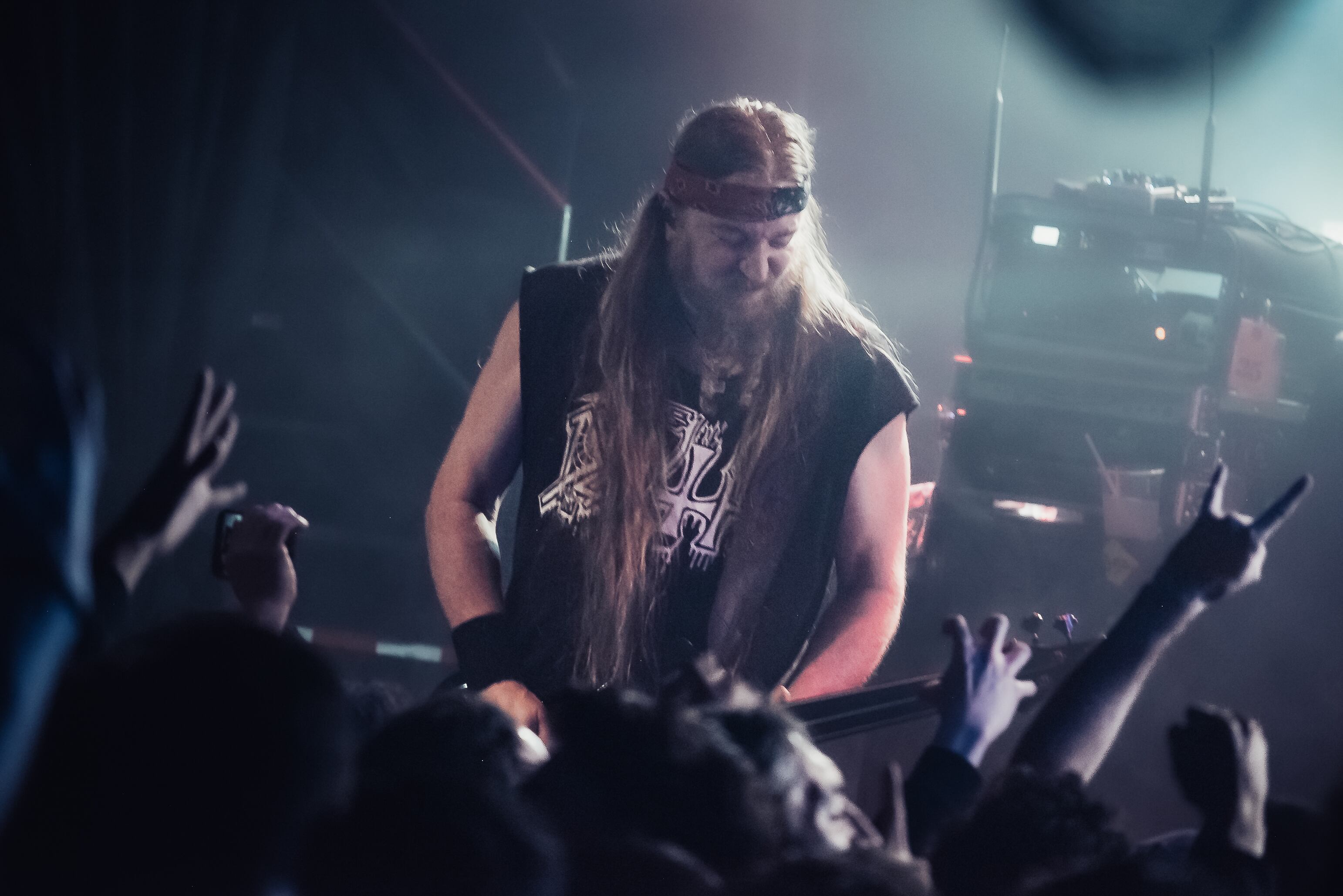 Steve DiGiorgio se hizo enorme con sus bajos de 3 y 5 cuerdas y su comunicación con el público. Death to All estremeció Ace of Spades, el 27 de enero de 2026. Foto: Julián Pinzón / Colonia Records