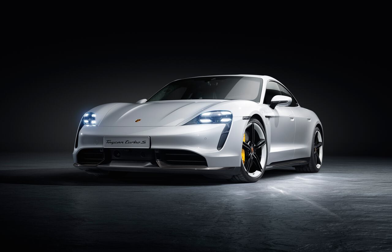 El nuevo Taycan, que conserva el inconfundible ADN de la marca con su diseño limpio y puro, da inicio a la nueva historia de eléctricos de Porsche.