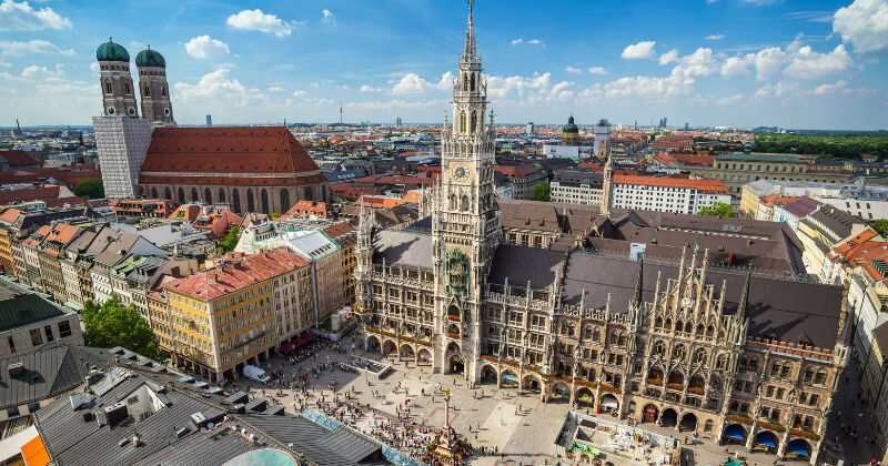 7. Alemania: en el Oktoberfest de Munich, la fiesta de octubre, ningún ciudadano podrá llevar un montón de dinero en sus bolsillos, le bastará tan solo con iPhone y un lector de chip EMV, que se conecta al teléfono para que le acepten los pagos. El 88% de la población tiene por lo menos una tarjeta débito. Fotos: 123RF