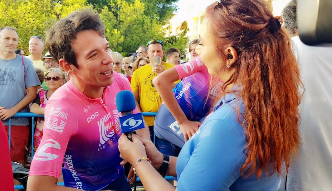 Rigoberto Urán bromeó con la ‘Goga’ en la Vuelta “Arranqué con todo lo que tenía, tanto que no me dio ni para levantar los brazos para salir bien en la foto”.