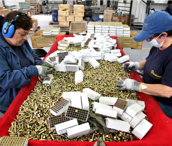 Indumil cuenta con un total de 700 empleados los cuales hacen parte del proceso de producción en distintos turnos diariamente.