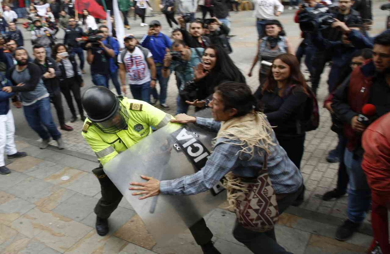 En este momento, se presentan enfrentamientos entre manifestantes y la fuerza pública. Foto: Guillermo Torres Reina