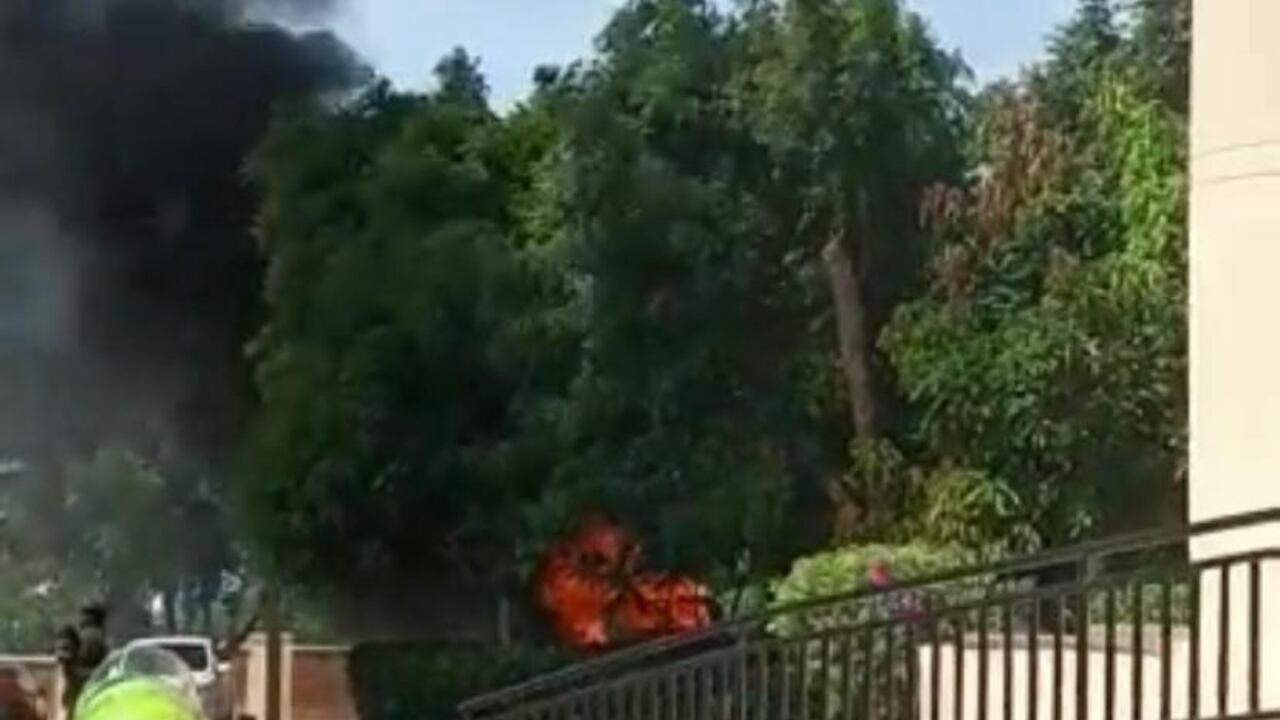 Un vehículo se incendió en un parqueadero en Barranquilla, la emergencia fue atendida por Bomberos.