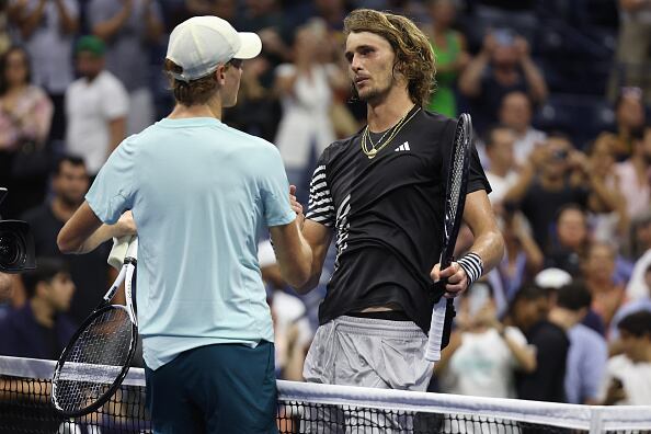 Los partidos nocturnos en la pista Arthur Ashe, la mayor del mundo (23.000 asientos), son famosos por su atmósfera tan eléctrica como bulliciosa, lo que también ha generado críticas de jugadores como Daniil Medvedev, que demandan que se respete el silencio en momentos como el servicio.