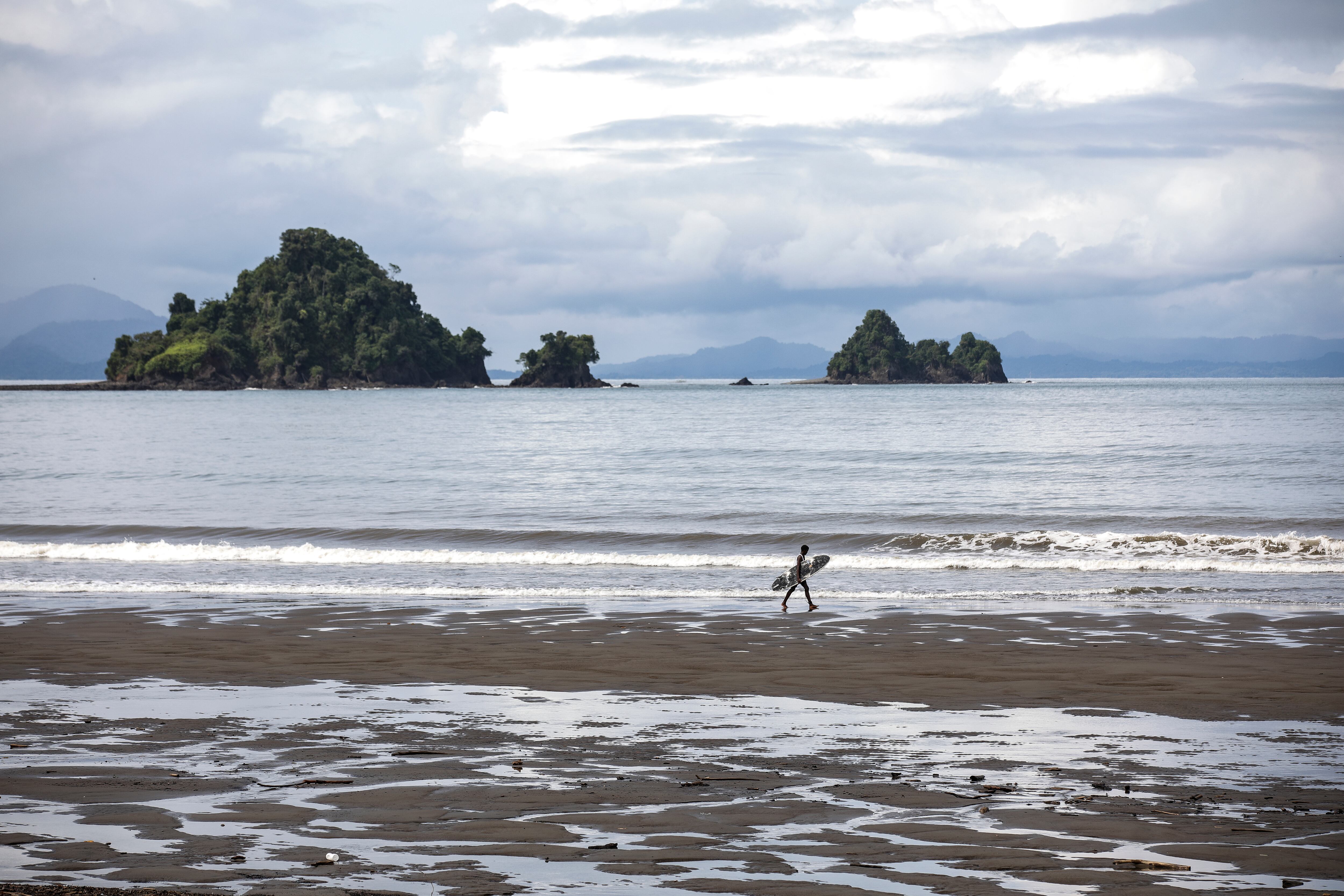 El club de Surf Tiburones de Nuquí, los Pelícanos de Termales, el Club de Arusí, los Jaguares de Jurubirá y el Club de Bahía Solano son los principales clubes de Nuquí.