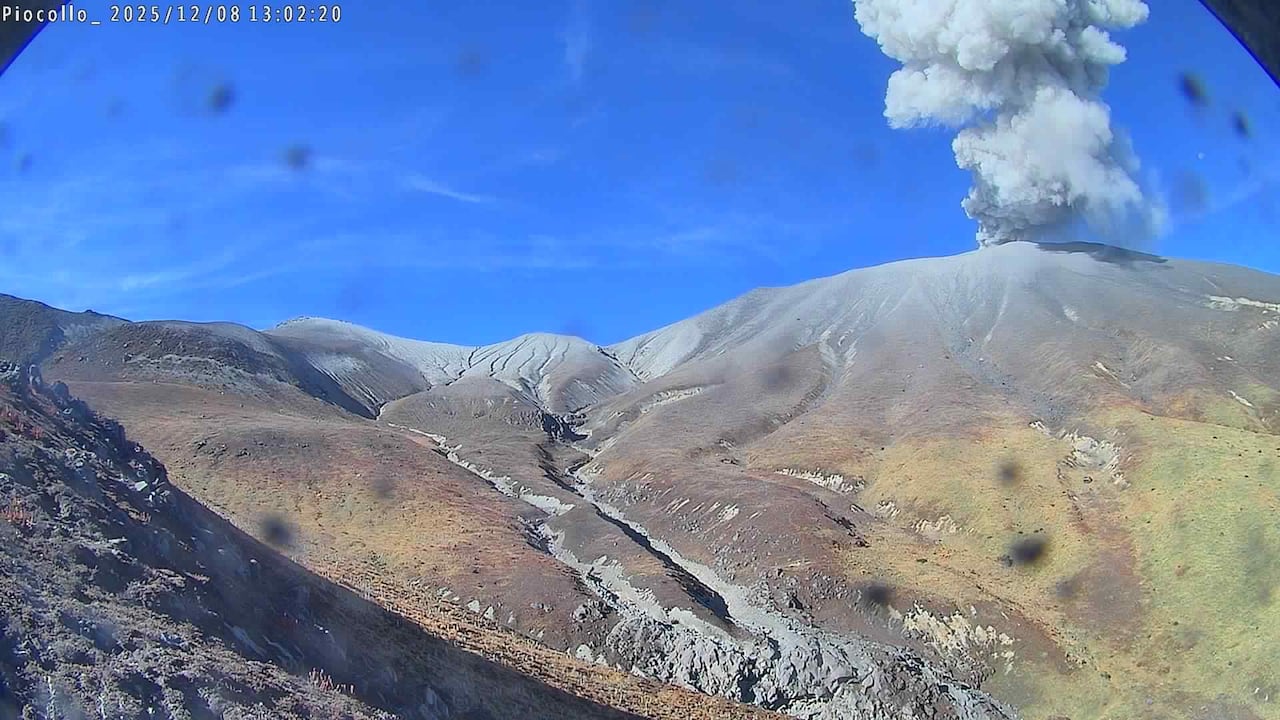 Registro de la cámara Mina, ubicada a 2,2 km en dirección norte del volcán Puracé. Columna de gases y ceniza registrada a las 6:01 a. m. del 9 de diciembre de 2025, que alcanzó una altura de 1000 metros