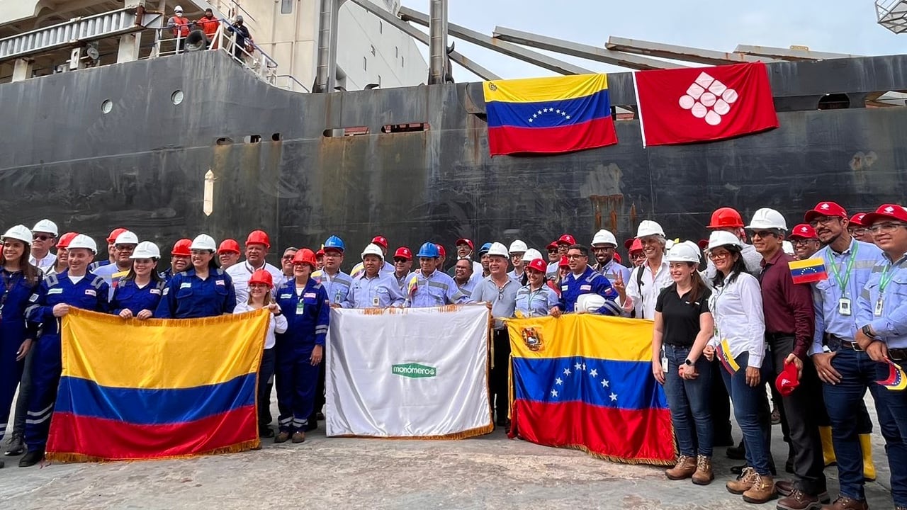Así fue recibido el buque con 8 mil toneladas de urea provenientes de Venezuela