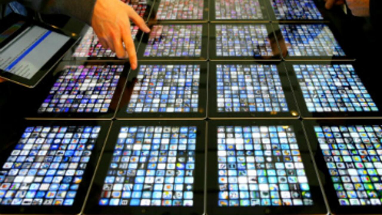 App
La respuesta más simple es que algunas apps requieren dicha información para mejorar sus productos.