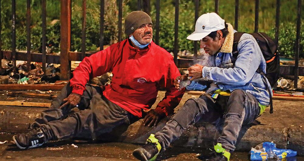Las personas que se entregan a las drogas pierden la noción del tiempo y el espacio, les cuesta pronunciar palabras y hacer movimientos. “Dejamos de vivir”, reconoció uno de ellos mientras consumía bazuco.