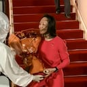 This screen grab made from video released on September 25, 2021 by Chinese state broadcaster CCTV shows Huawei executive Meng Wanzhou receiving flowers after she arrived following her release, in Shenzhen in China's southern Guangdong province. (Photo by - / CCTV / AFP) / China OUT - XGTY / RESTRICTED TO EDITORIAL USE - MANDATORY CREDIT "AFP PHOTO / CHINA CENTRAL TELEVISION (CCTV) " - NO MARKETING NO ADVERTISING CAMPAIGNS