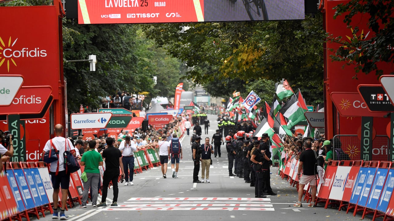 Pro-Palestinian protesters holding Palestinian and Basque flags demonstrate at the finish line causing the Vuelta 11th stage to be shortened 3 kms before the line, in Bilbao, on September 3, 2025. Pro-Palestinian protest forces Vuelta stage to be shortened and to take the time at 3 kilometres before the linea, according to the organisers, AFP reports. (Photo by ANDER GILLENEA / AFP)