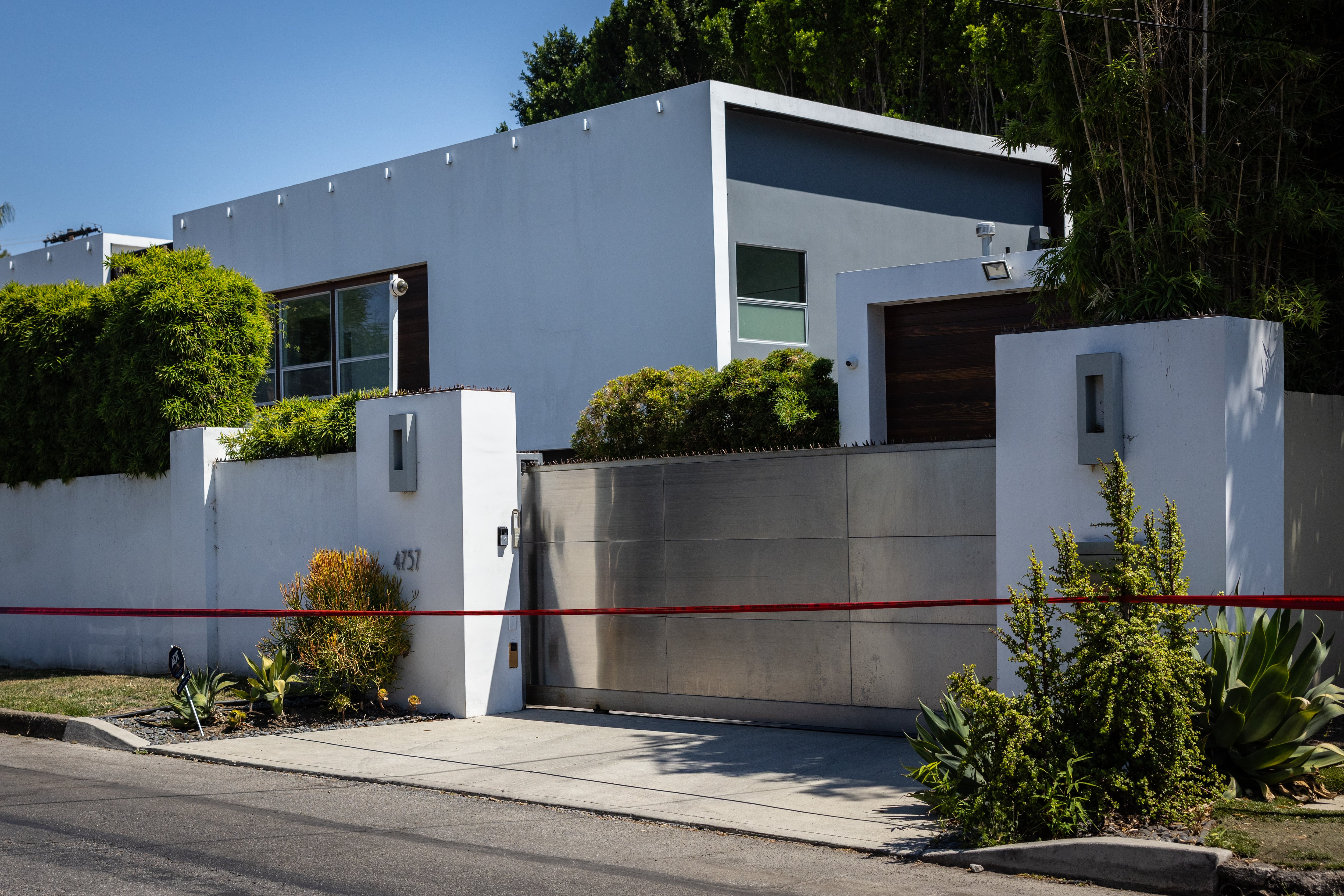 Encino, CA - 15 de julio: Funcionarios del Departamento de Policía de Los Ángeles aseguran la vivienda donde Robin Kaye, supervisora musical de "American Idol", y su esposo Thomas Deluca fueron encontrados muertos con heridas de bala en la cabeza el martes 15 de julio de 2025 en Encino, CA. (Jason Armond / Los Angeles Times vía Getty Images)