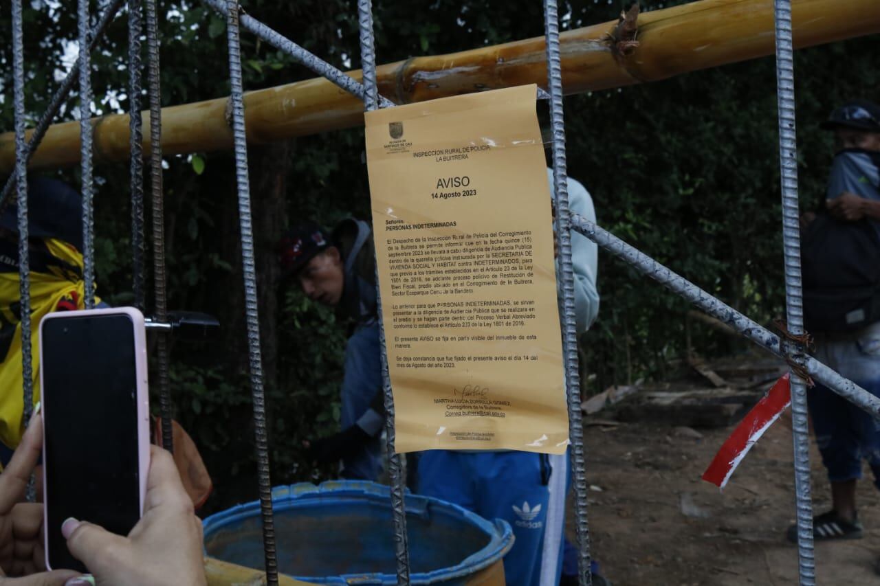 Invasores de predio en Cali se enfrentaron con la fuerza pública.