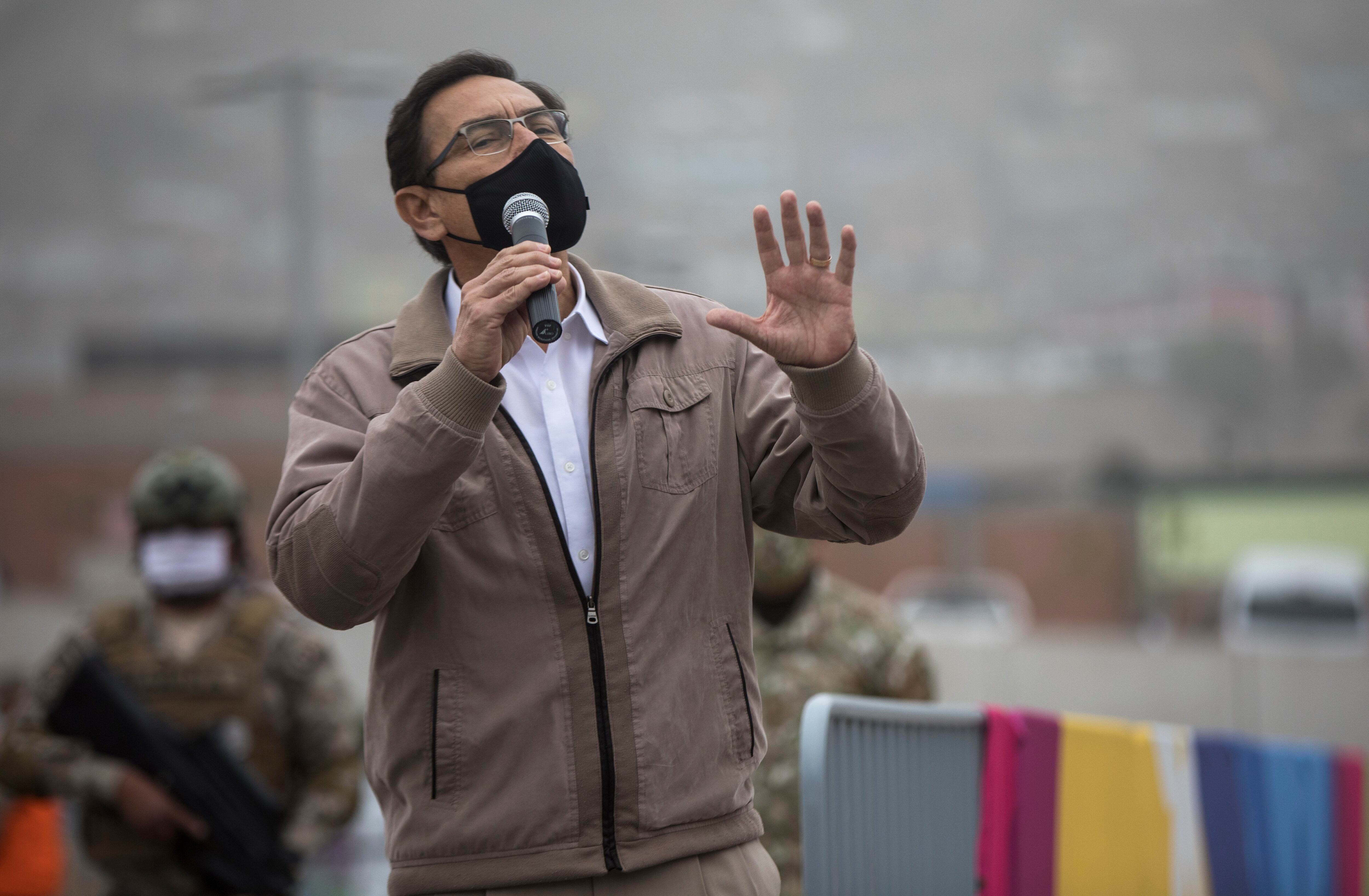 Martín Vizcarra habla con soldados y doctores durante una campaña de test de coronavirus y entrega de ayudas.