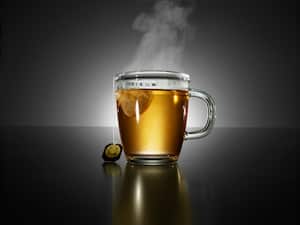 El té negro tiene un alto contenido de polifenoles conocidos como flavonoides, que ayudan a regular el peso corporal y la distribución de la grasa en el organismo.