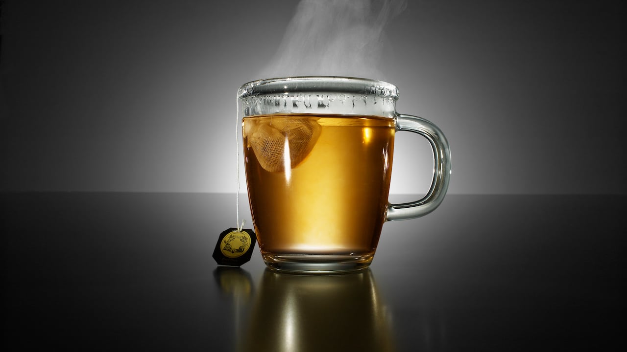 El té negro tiene un alto contenido de polifenoles conocidos como flavonoides, que ayudan a regular el peso corporal y la distribución de la grasa en el organismo.