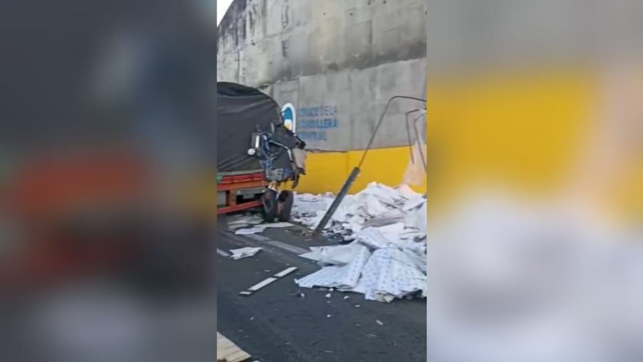 El camión se habría quedado sin frenos, lo que provocó el accidente contra la tractomula.