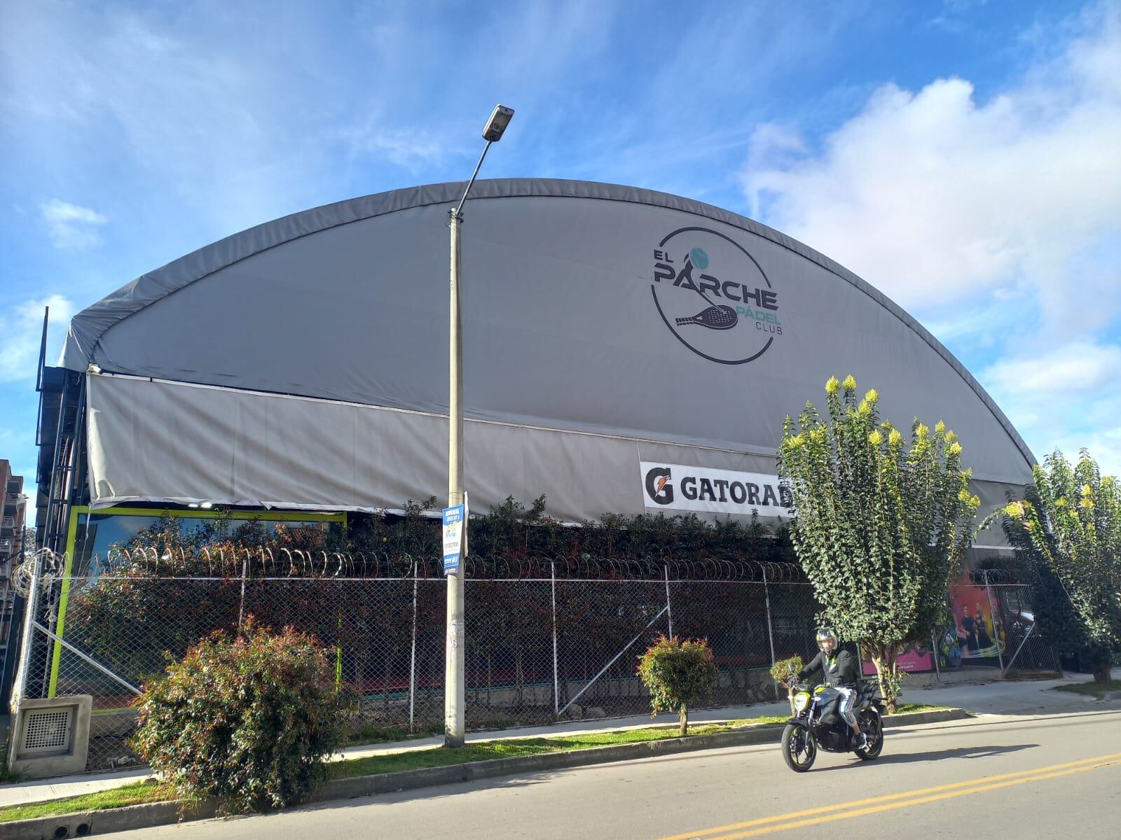 Cancha de pádel ubicada en el barrio Portales del Norte en la ciudad de Bogotá.