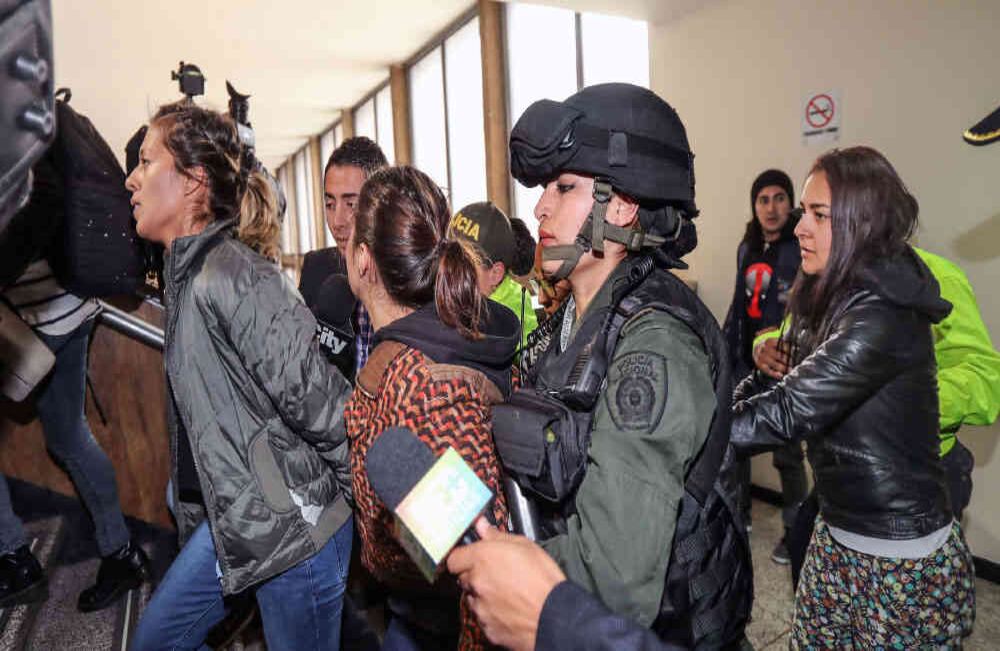 A la cárcel Después de una semana de audiencias reservadas, el viernes pasado una juez consideró que había suficiente y contundente evidencia de que los nueve detenidos pertenecían al MRP y participaron en los ataques con bomba. Todos fueron enviados a prisión. Familiares, amigos y abogados de los detenidos calificaron el caso como un falso positivo judicial.