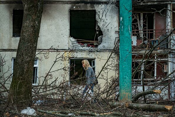 El conflicto entre Rusia y Ucrania comenzó el pasado 24 de febrero. Imagen de una mujer caminando en la ciudad de Kharkov, en Ucrania.