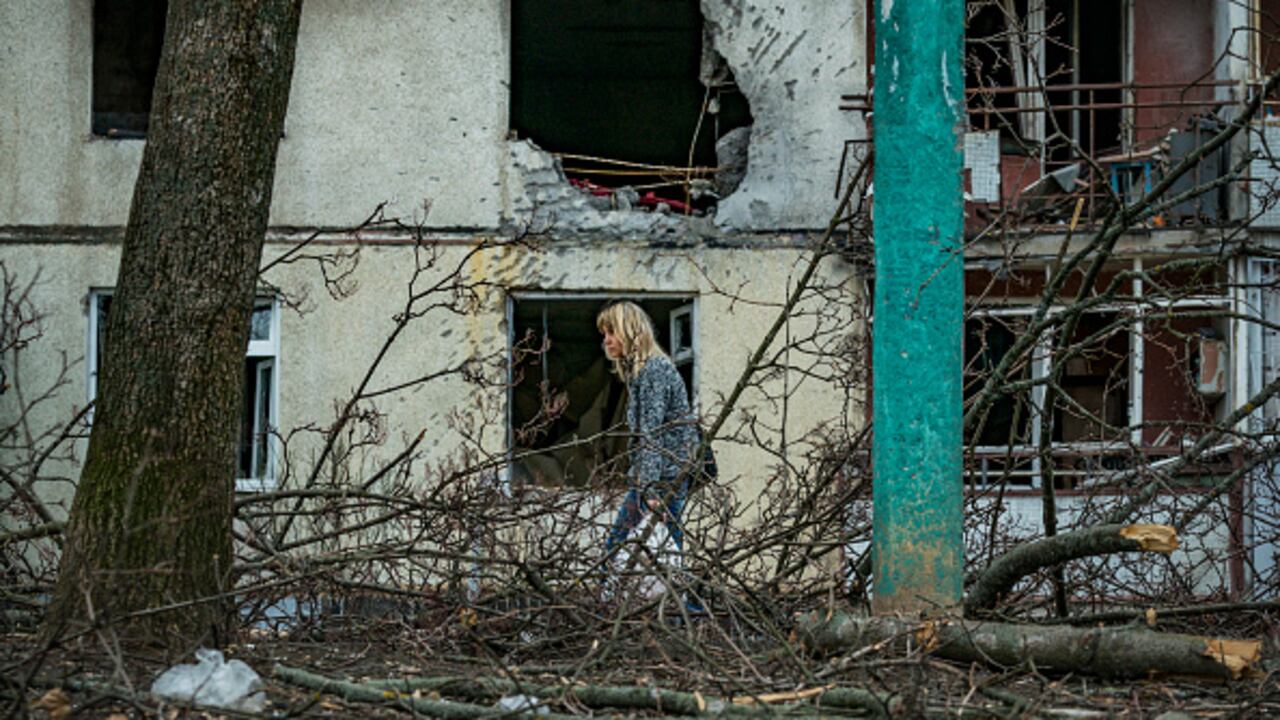 El conflicto entre Rusia y Ucrania comenzó el pasado 24 de febrero. Imagen de una mujer caminando en la ciudad de Kharkov, en Ucrania.