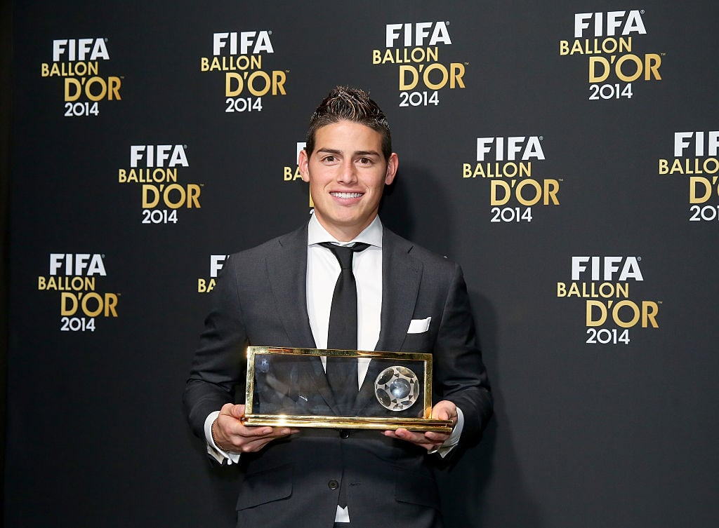 James Rodríguez con el Premio Puskas.