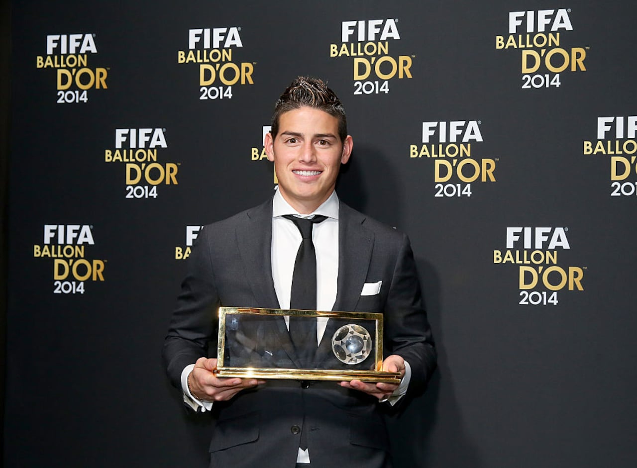 James Rodríguez con el Premio Puskas.