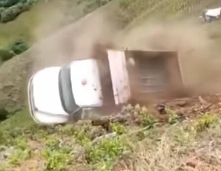 La volqueta se detuvo al llegar al fondo del abismo.