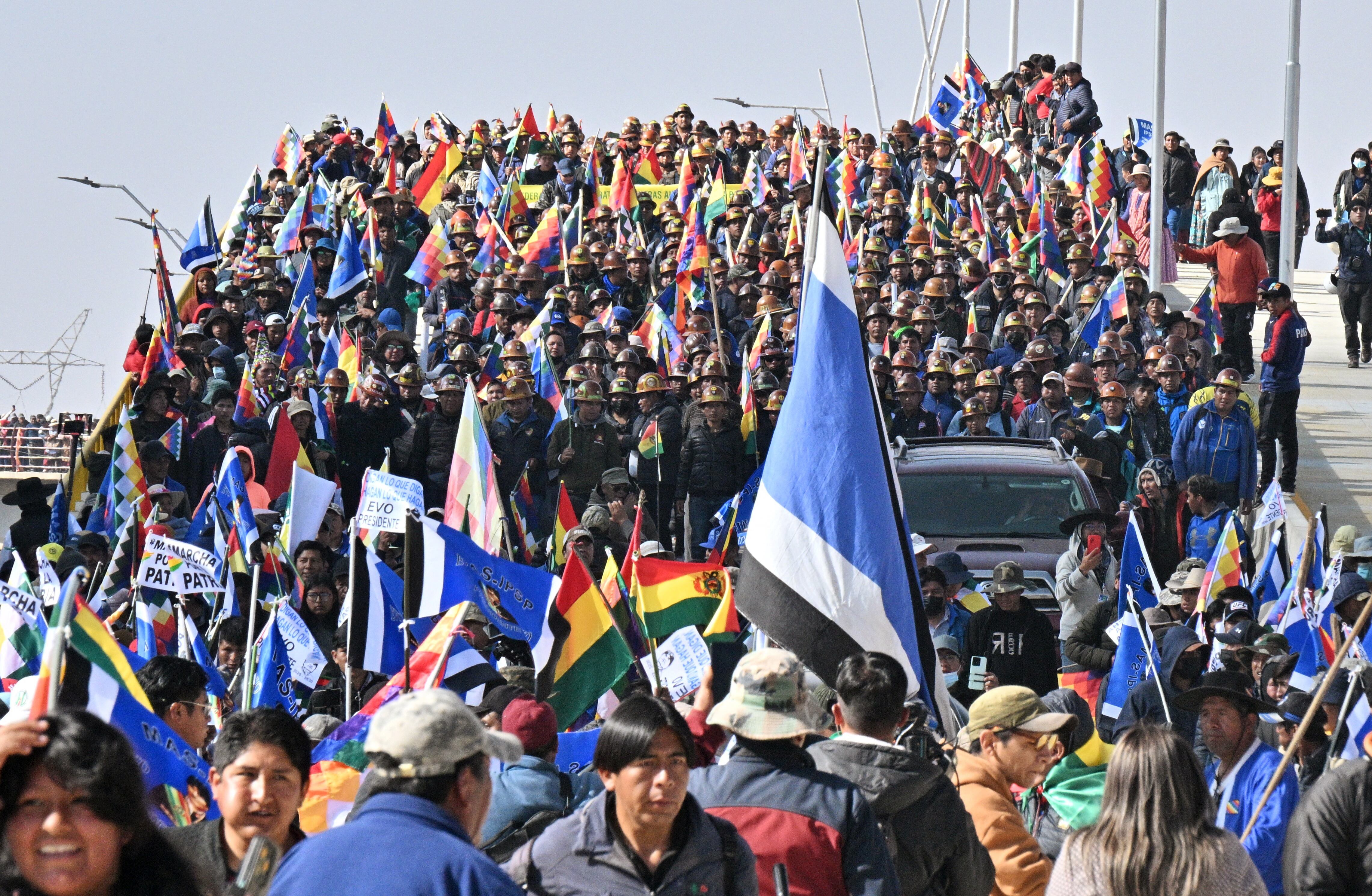 Pelea entre partidarios de Evo Morales con los de Luis Arce