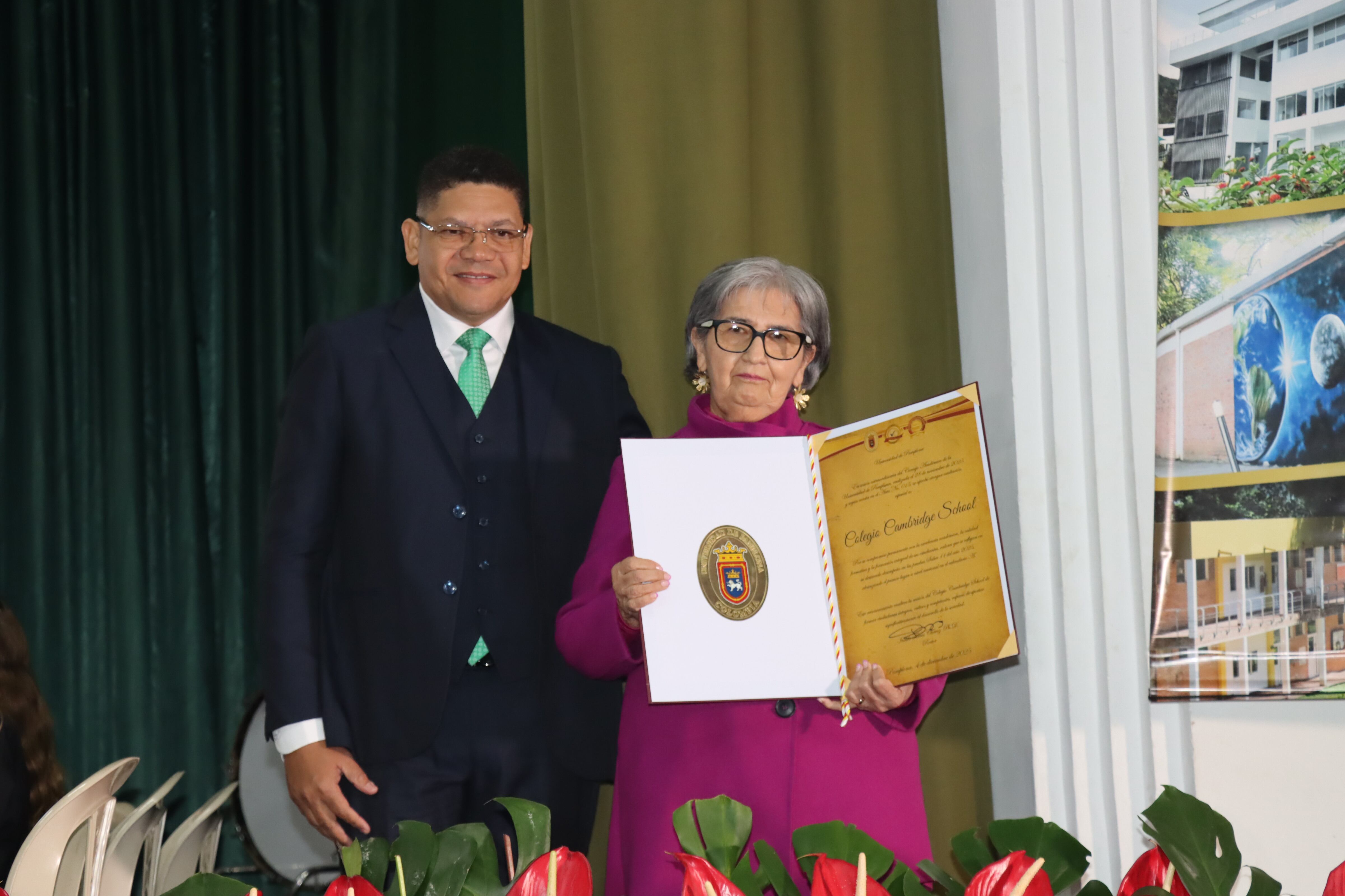 La Gala de los mejores articuló espacios protocolarios, momentos artísticos y la entrega de reconocimientos para visibilizar funciones y aportes fundamentales para la vida universitaria.