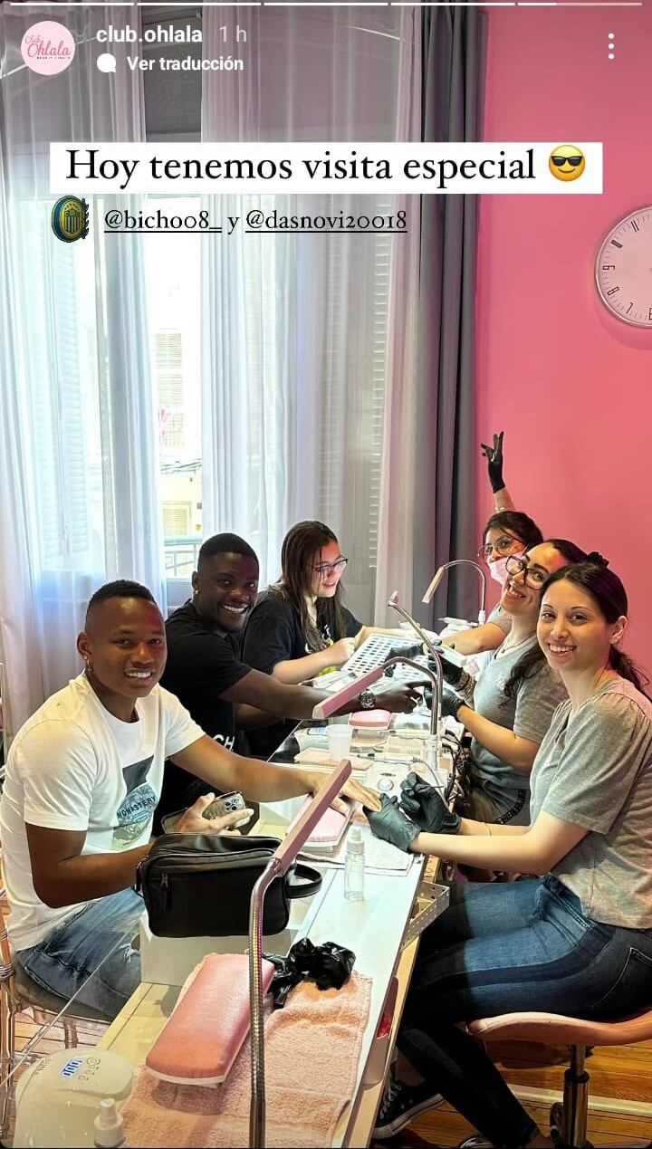 Jaminton Campaz y Dannovi Quiñones visitando un salón de belleza en Argentina