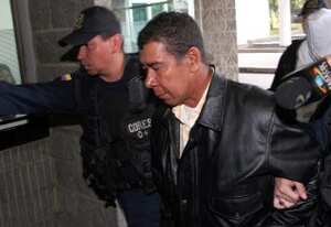 Ramón Isaza, jefe paramilitar del Magdalena Medio, entró a la Fiscalía fuertemente escoltado. Confesó 78 homicidios y prometió hablar sobre 500 más