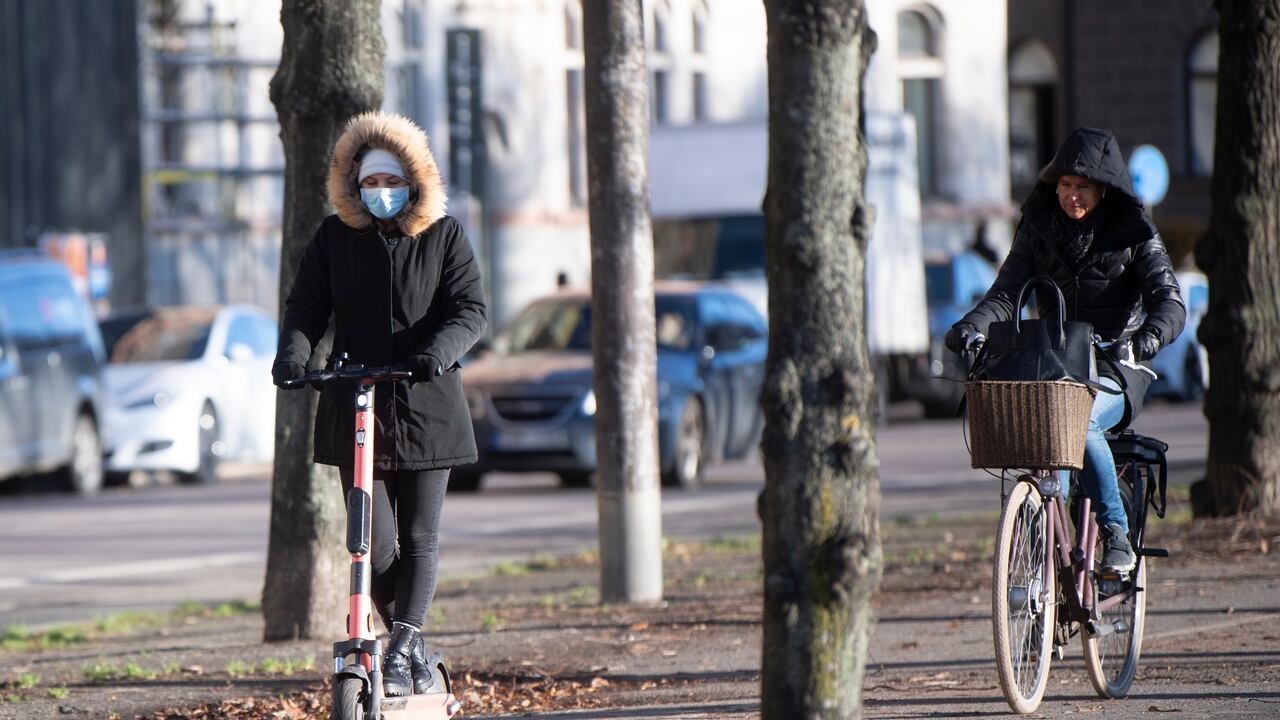 La Agencia de Estadísticas sueca afirma que es la primera vez desde 1900 que la expectativa de vida disminuye en el país.
A woman rides an electric scooter wearing a protective mask, amid the continuous spread of the coronavirus disease, in Stockholm, Sweden, Friday Nov. 20, 2020, (Fredrik Sandberg / TT via AP)