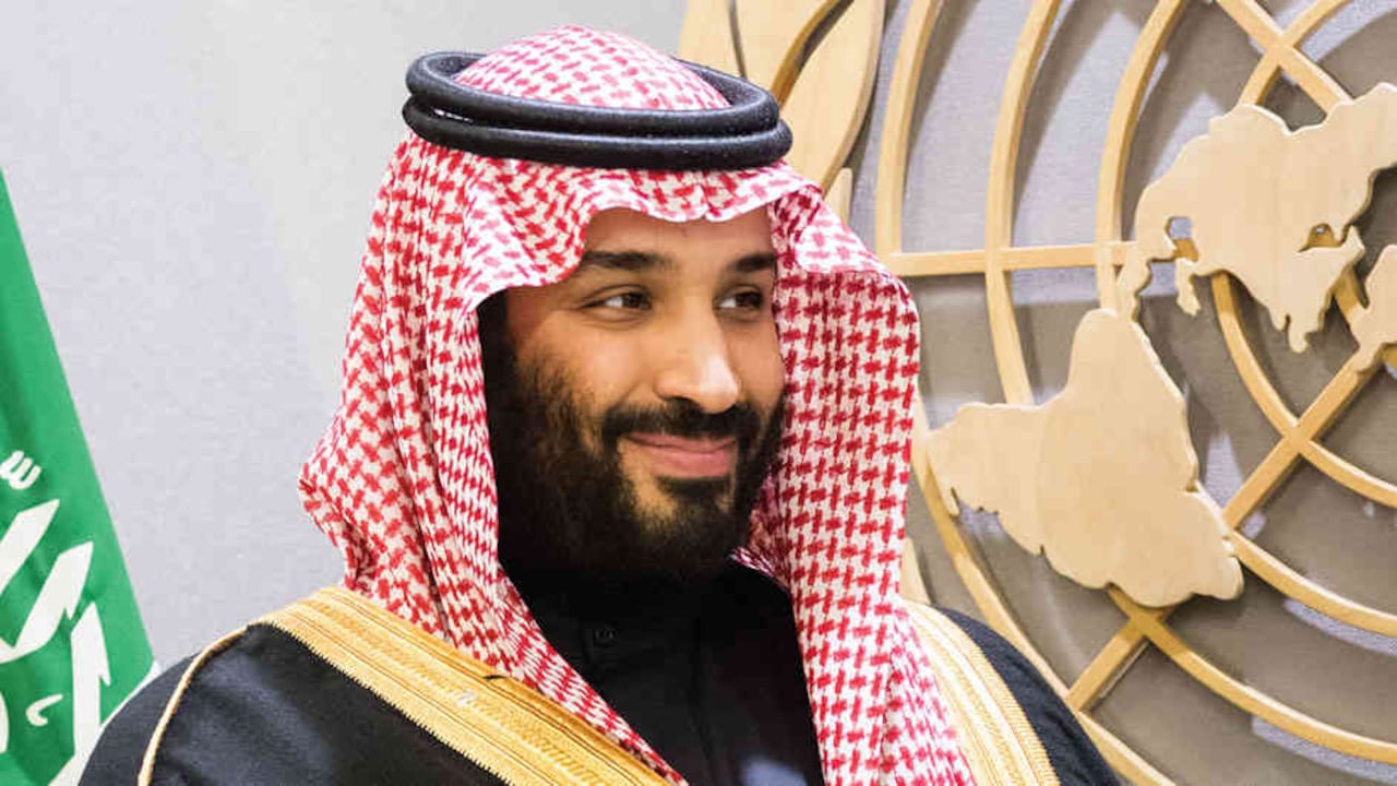 A diferencia de sus primos y hermanos, no estudió en una universidad extranjera, no ha dirigido empresas ni estuvo en el Ejército de su país.