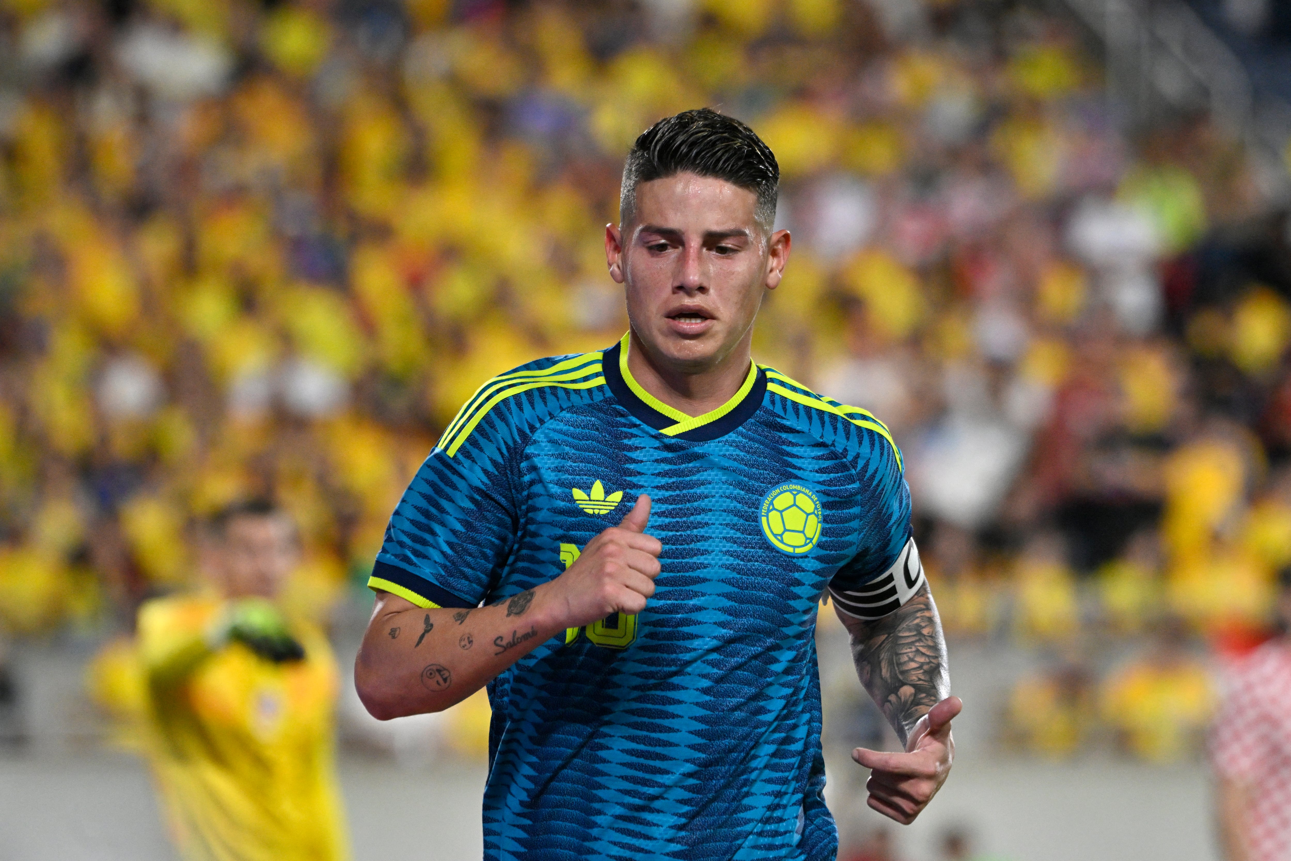 El centrocampista colombiano James Rodríguez, número 10, corre durante un partido amistoso de fútbol entre Colombia y Croacia en el Camping World Stadium de Orlando, Florida, el 26 de marzo de 2026. (Foto de Miguel J. Rodríguez CARRILLO / AFP)