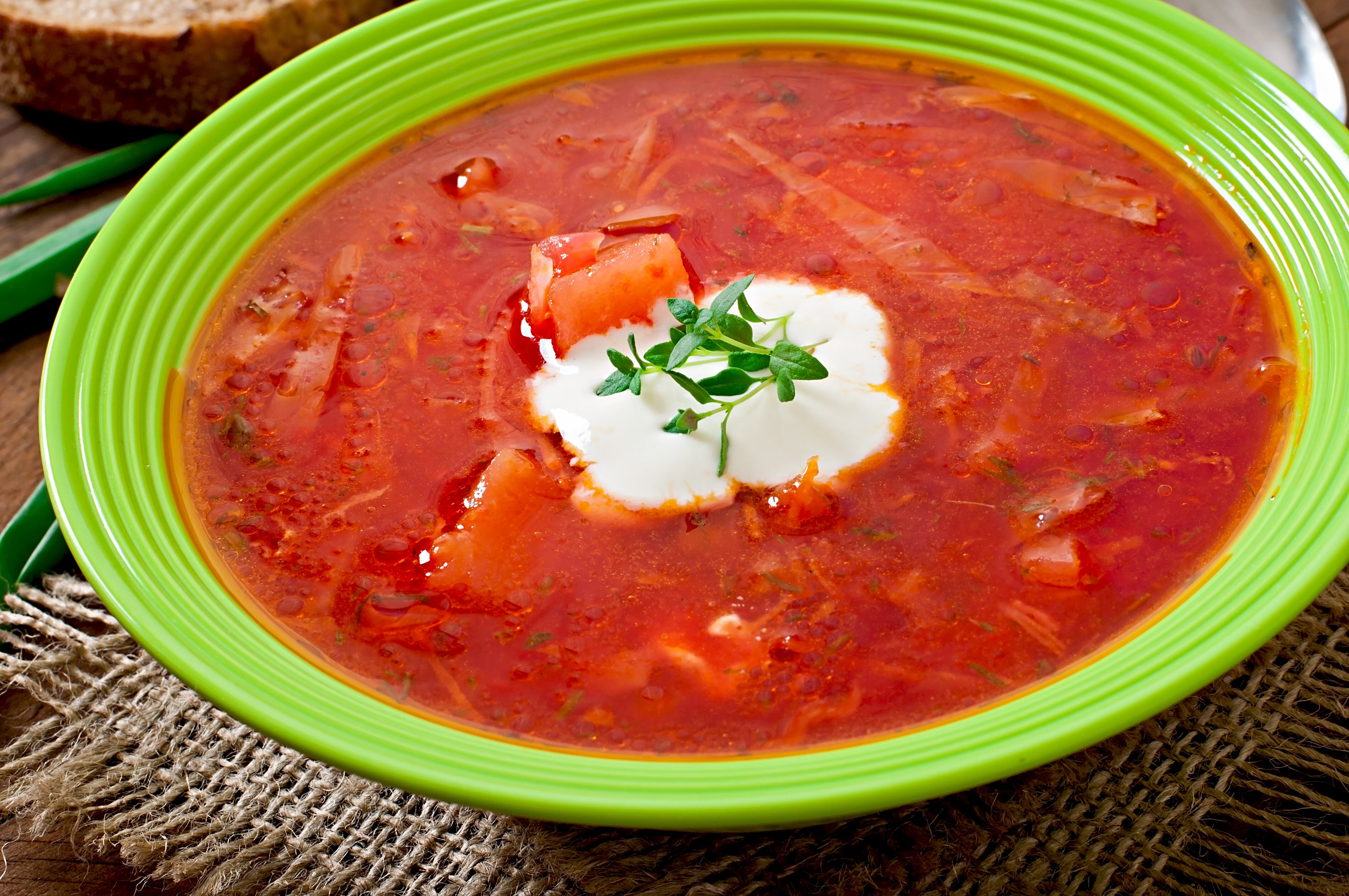 El gazpacho está compuesto de tomate y pepino.