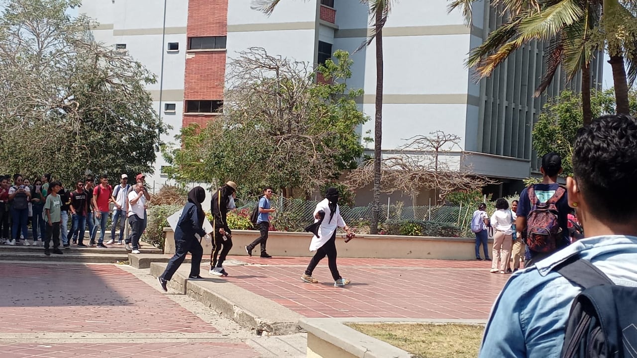 Los encapuchados, al parecer serían estudiantes de la misma universidad