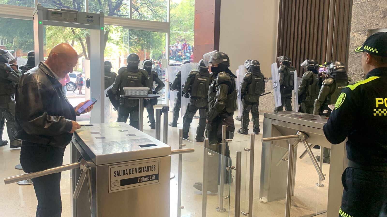 Minga indígena irrumpe a la fuerza en la sede de Semana y destroza vidrios de sus instalaciones.