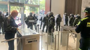 Minga indígena irrumpe a la fuerza en la sede de SEMANA y destroza vidrios de sus instalaciones.