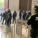 Minga indígena irrumpe a la fuerza en la sede de SEMANA y destroza vidrios de sus instalaciones.