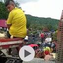 La gente en Cali llevó pollitos vivos que regaló un productor, quien dice que no tienen abastecimiento de alimentos para mantenerlos con vida